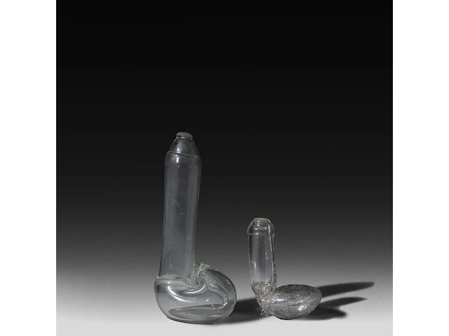 A blown glass phallus flask, england, late 19thc, and a matching folkloric glass phallus, montevideo, uruguay, h 16 - 30 cm - afbeelding 2 van  5