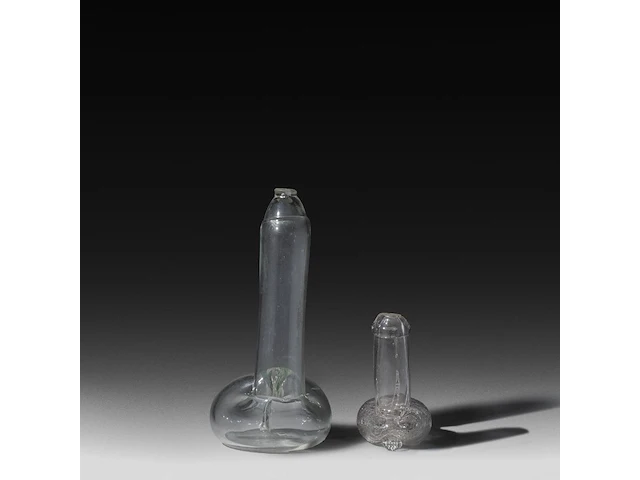 A blown glass phallus flask, england, late 19thc, and a matching folkloric glass phallus, montevideo, uruguay, h 16 - 30 cm - afbeelding 3 van  5