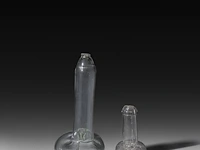 A blown glass phallus flask, england, late 19thc, and a matching folkloric glass phallus, montevideo, uruguay, h 16 - 30 cm - afbeelding 3 van  5