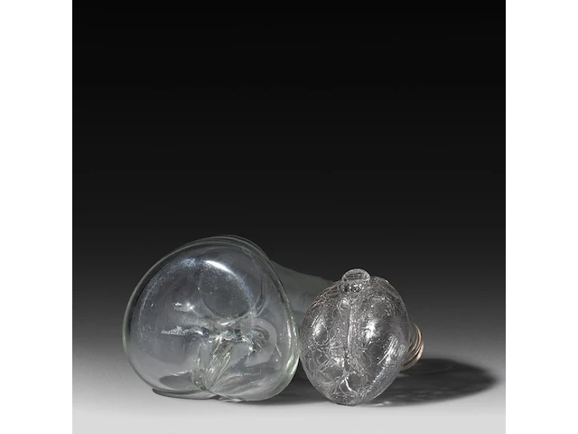 A blown glass phallus flask, england, late 19thc, and a matching folkloric glass phallus, montevideo, uruguay, h 16 - 30 cm - afbeelding 4 van  5