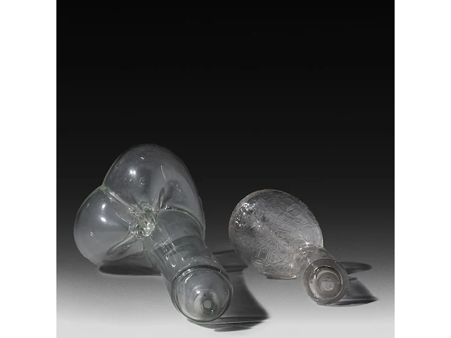 A blown glass phallus flask, england, late 19thc, and a matching folkloric glass phallus, montevideo, uruguay, h 16 - 30 cm - afbeelding 5 van  5