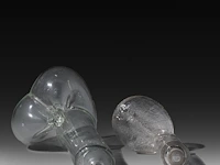 A blown glass phallus flask, england, late 19thc, and a matching folkloric glass phallus, montevideo, uruguay, h 16 - 30 cm - afbeelding 5 van  5