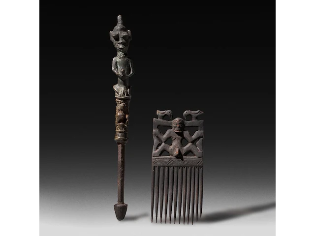 A bronze tribal sceptre from mali and a carved wooden comb with fertility symbols, d.r. congo, h 39 cm (tallest) - afbeelding 1 van  5
