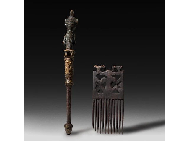 A bronze tribal sceptre from mali and a carved wooden comb with fertility symbols, d.r. congo, h 39 cm (tallest) - afbeelding 2 van  5