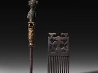A bronze tribal sceptre from mali and a carved wooden comb with fertility symbols, d.r. congo, h 39 cm (tallest) - afbeelding 2 van  5