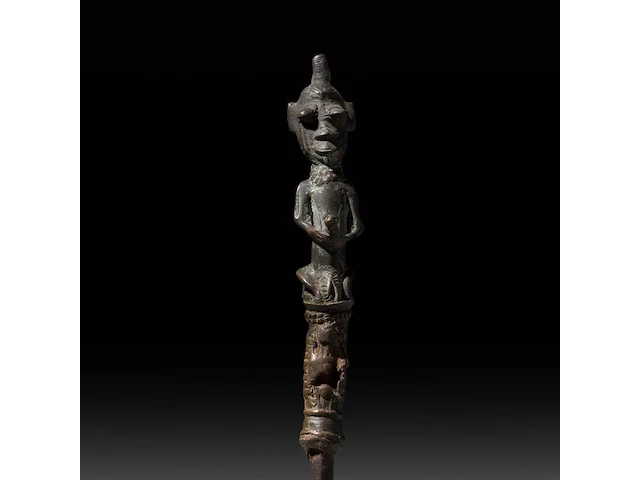 A bronze tribal sceptre from mali and a carved wooden comb with fertility symbols, d.r. congo, h 39 cm (tallest) - afbeelding 3 van  5