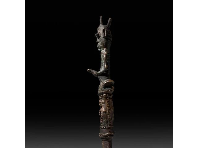 A bronze tribal sceptre from mali and a carved wooden comb with fertility symbols, d.r. congo, h 39 cm (tallest) - afbeelding 4 van  5