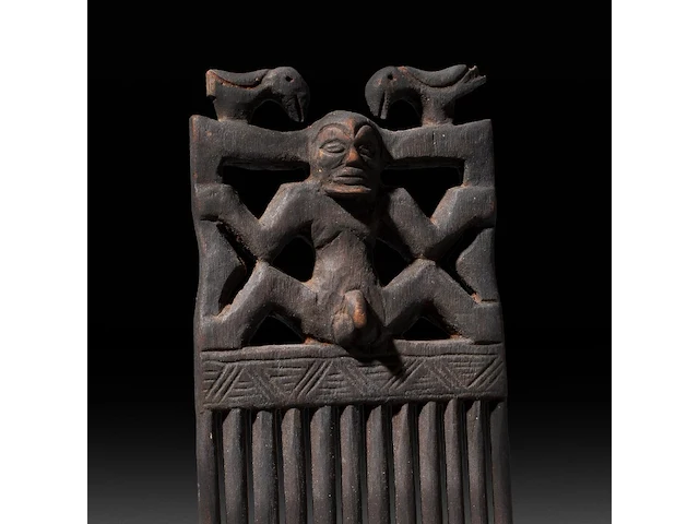 A bronze tribal sceptre from mali and a carved wooden comb with fertility symbols, d.r. congo, h 39 cm (tallest) - afbeelding 5 van  5