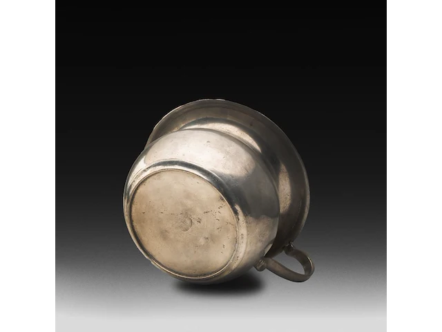 A bruges pewter chamber pot, by de witt, 18thc 12 x 28 cm. (4.71 x 11.01 in.) - afbeelding 3 van  5