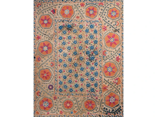 A bukhara suzani embroidery, uzbekistan, 19thc, framed 154 x 190 cm 126 x 162 cm. (49.60 x 63.78 in.), frame: 154 x 190 cm. (60.63 x 74.79 in.) - afbeelding 1 van  3