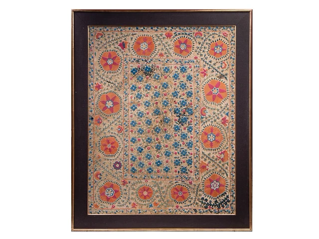 A bukhara suzani embroidery, uzbekistan, 19thc, framed 154 x 190 cm 126 x 162 cm. (49.60 x 63.78 in.), frame: 154 x 190 cm. (60.63 x 74.79 in.) - afbeelding 2 van  3