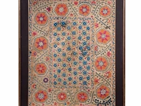 A bukhara suzani embroidery, uzbekistan, 19thc, framed 154 x 190 cm 126 x 162 cm. (49.60 x 63.78 in.), frame: 154 x 190 cm. (60.63 x 74.79 in.) - afbeelding 2 van  3
