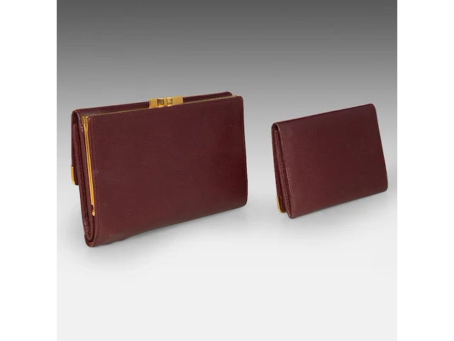 A cartier burgundy 'trinity' top handle bag, wallet and two 'must de cartier' wallets - afbeelding 13 van  16