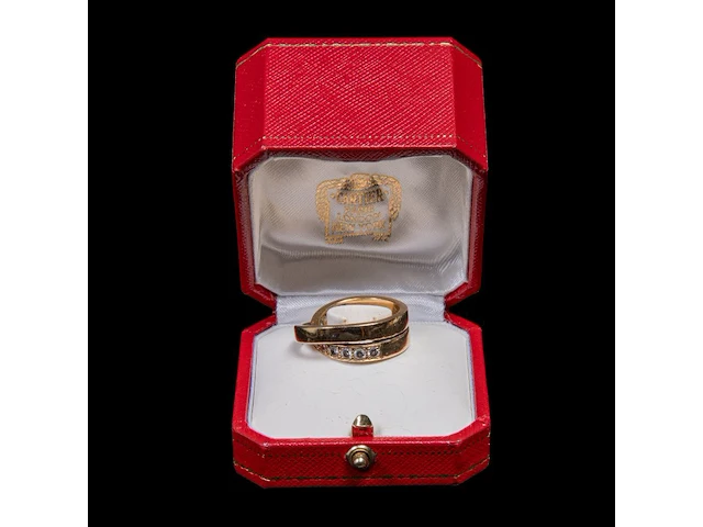 A cartier 'paris nouvelle vague' crossover ring, 18ct yellow gold and diamonds, 17,7 g (+) - afbeelding 11 van  20