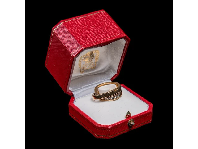 A cartier 'paris nouvelle vague' crossover ring, 18ct yellow gold and diamonds, 17,7 g (+) - afbeelding 19 van  20