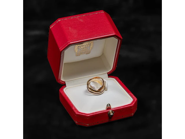 A cartier trinity 'les must de cartier' ring in 18ct tricolour gold, weight: 6,6 g (+) - afbeelding 6 van  12