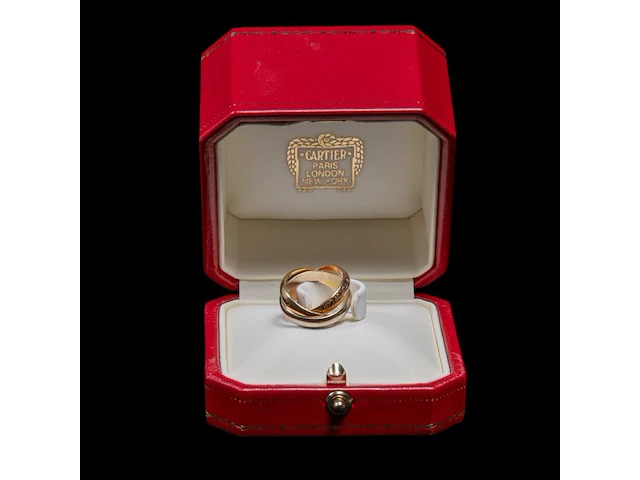A cartier trinity 'les must de cartier' ring in 18ct tricolour gold, weight: 6,6 g (+) - afbeelding 7 van  12