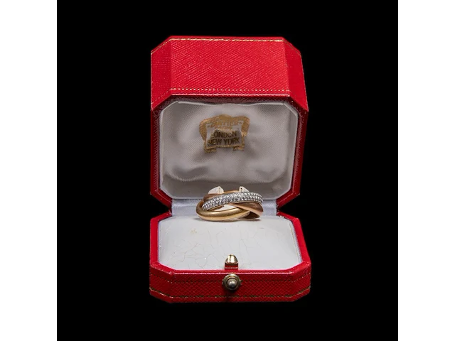 A cartier 'trinity one' ring in 18ct tricolour gold and diamonds, weight: 15,8 g (+) - afbeelding 10 van  14