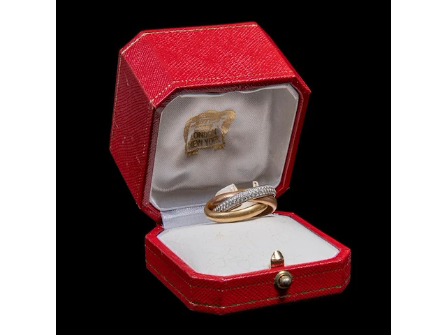 A cartier 'trinity one' ring in 18ct tricolour gold and diamonds, weight: 15,8 g (+) - afbeelding 11 van  14