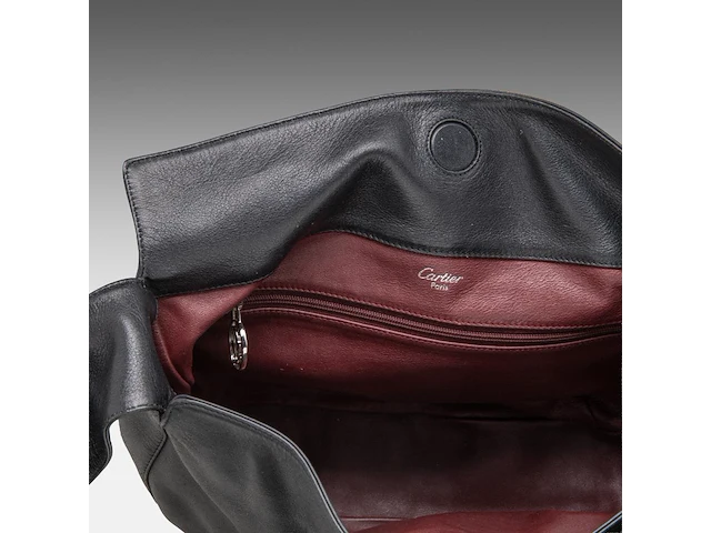 A cartier trinity ring, black leather shoulder bag 20 x 28 x 6 cm. (7.87 x 11.01 x 2.35 in.) - afbeelding 2 van  10