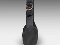 A cartier trinity ring, black leather shoulder bag 20 x 28 x 6 cm. (7.87 x 11.01 x 2.35 in.) - afbeelding 5 van  10