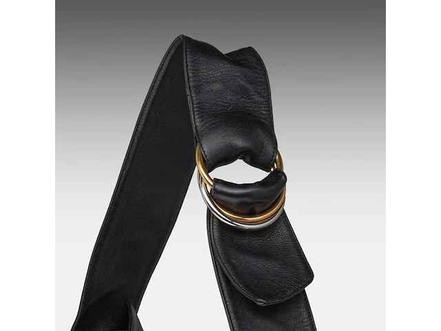 A cartier trinity ring, black leather shoulder bag 20 x 28 x 6 cm. (7.87 x 11.01 x 2.35 in.) - afbeelding 8 van  10