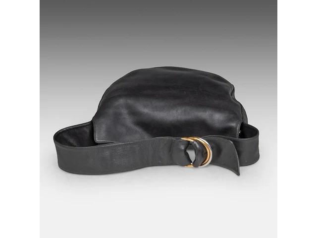 A cartier trinity ring, black leather shoulder bag 20 x 28 x 6 cm. (7.87 x 11.01 x 2.35 in.) - afbeelding 9 van  10