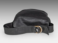 A cartier trinity ring, black leather shoulder bag 20 x 28 x 6 cm. (7.87 x 11.01 x 2.35 in.) - afbeelding 9 van  10