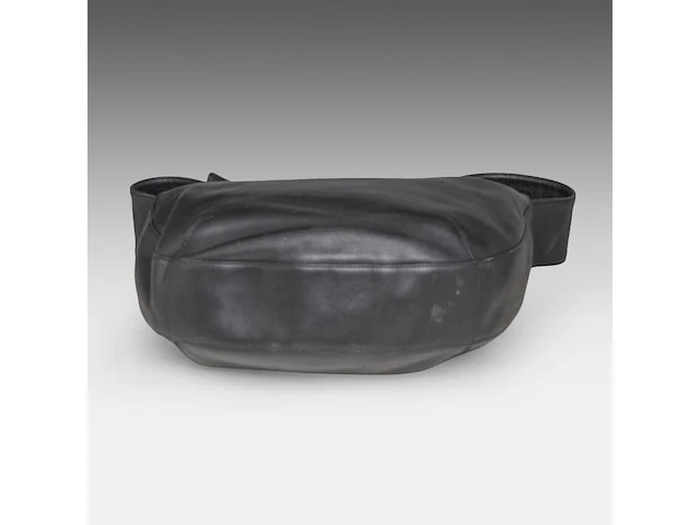 A cartier trinity ring, black leather shoulder bag 20 x 28 x 6 cm. (7.87 x 11.01 x 2.35 in.) - afbeelding 10 van  10