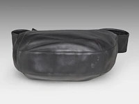 A cartier trinity ring, black leather shoulder bag 20 x 28 x 6 cm. (7.87 x 11.01 x 2.35 in.) - afbeelding 10 van  10