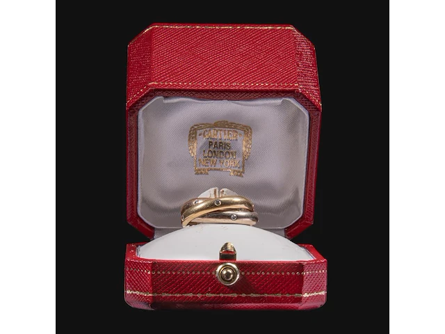 A cartier trinity ring in 18ct tricolour gold and diamonds, weight: 12 g (+) - afbeelding 10 van  10