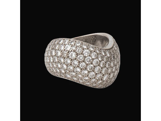 A cartier 'wave' 18ct white gold ring and diamonds, weight: 18,1 g (+) - afbeelding 1 van  5