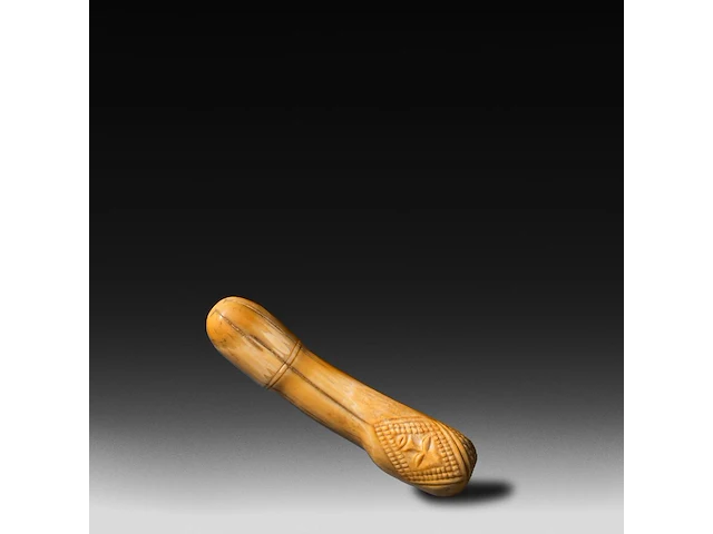A carved african tribal bone phallic item (probably a deflorator), congo or angola 14.5 cm. (5.71 in.) - afbeelding 1 van  5