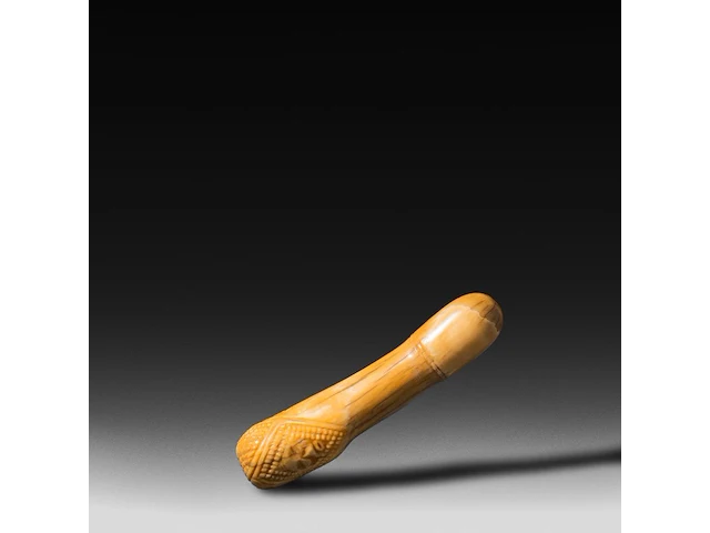 A carved african tribal bone phallic item (probably a deflorator), congo or angola 14.5 cm. (5.71 in.) - afbeelding 2 van  5