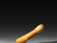 A carved african tribal bone phallic item (probably a deflorator), congo or angola 14.5 cm. (5.71 in.) - afbeelding 2 van  5