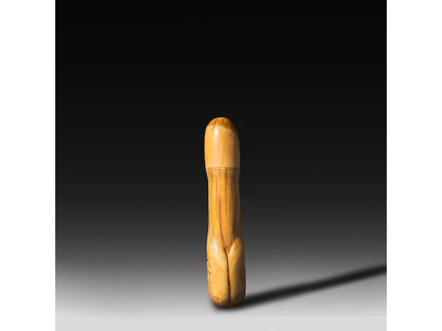 A carved african tribal bone phallic item (probably a deflorator), congo or angola 14.5 cm. (5.71 in.) - afbeelding 3 van  5