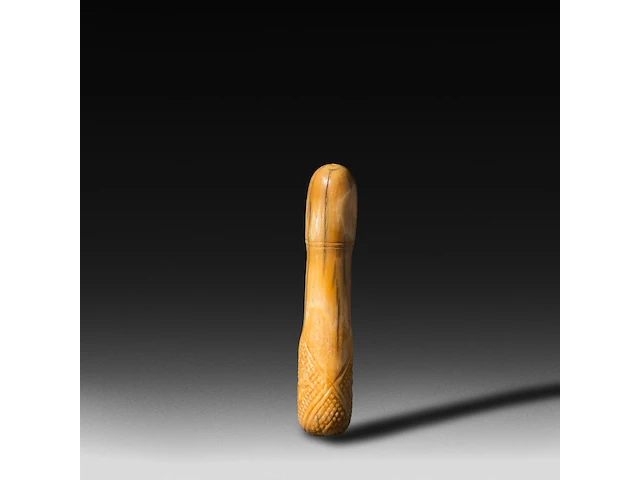 A carved african tribal bone phallic item (probably a deflorator), congo or angola 14.5 cm. (5.71 in.) - afbeelding 4 van  5