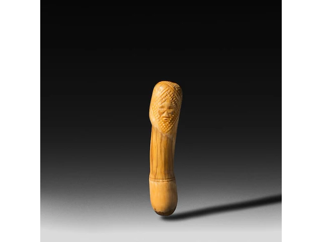 A carved african tribal bone phallic item (probably a deflorator), congo or angola 14.5 cm. (5.71 in.) - afbeelding 5 van  5