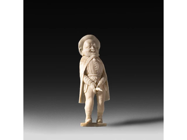A carved bone folk figure of a man holding his bird, germany, late 19thc 10.5 cm. (4.12 in.) - afbeelding 1 van  4