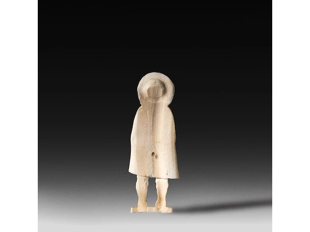 A carved bone folk figure of a man holding his bird, germany, late 19thc 10.5 cm. (4.12 in.) - afbeelding 2 van  4