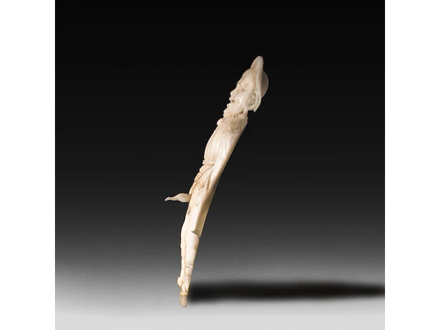 A carved bone folk figure of a man holding his bird, germany, late 19thc 10.5 cm. (4.12 in.) - afbeelding 3 van  4