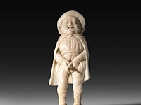 A carved bone folk figure of a man holding his bird, germany, late 19thc 10.5 cm. (4.12 in.) - afbeelding 4 van  4
