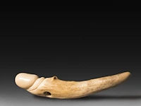 A carved horn phallic netsuke, japan, l 8 cm - afbeelding 2 van  4