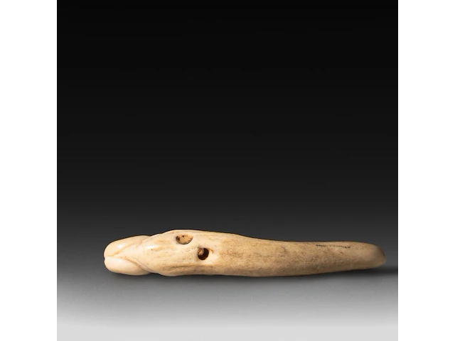 A carved horn phallic netsuke, japan, l 8 cm - afbeelding 3 van  4