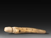 A carved horn phallic netsuke, japan, l 8 cm - afbeelding 4 van  4