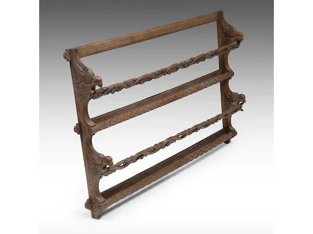 A carved oak wall hanging plate rack or shelf, late 19thc 66 x 107 cm. (25.98 x 42.13 in.) - afbeelding 1 van  6