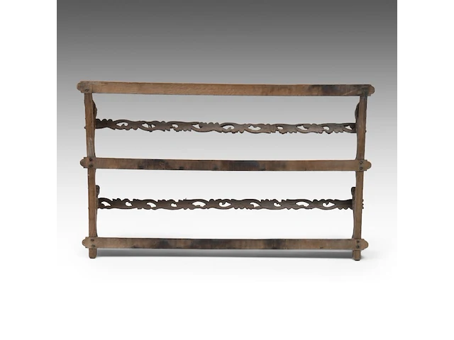 A carved oak wall hanging plate rack or shelf, late 19thc 66 x 107 cm. (25.98 x 42.13 in.) - afbeelding 2 van  6