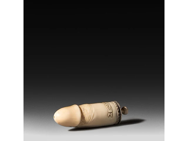 A carved sperm whale ivory phallic snuff box, late 19thc, l 13 cm - afbeelding 1 van  5