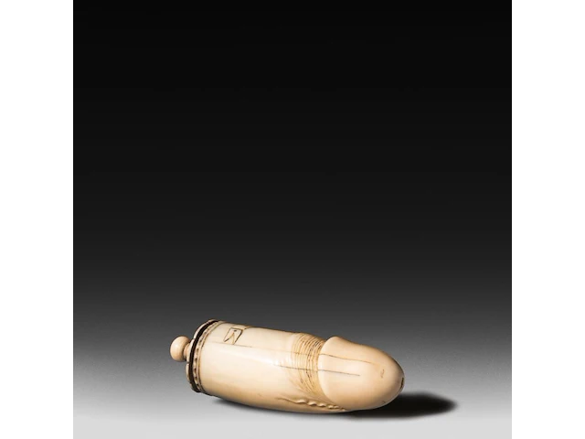 A carved sperm whale ivory phallic snuff box, late 19thc, l 13 cm - afbeelding 2 van  5