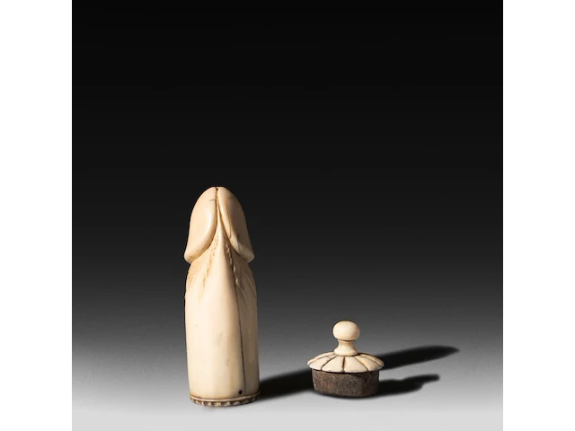A carved sperm whale ivory phallic snuff box, late 19thc, l 13 cm - afbeelding 3 van  5